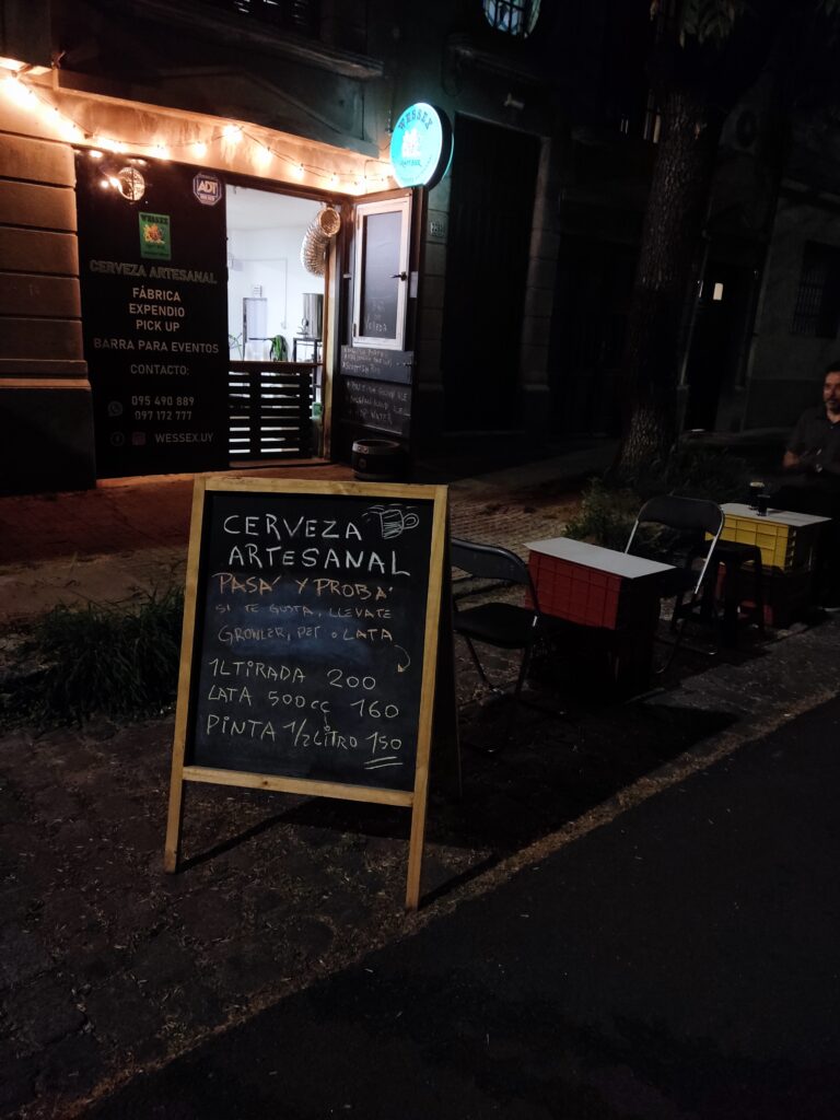 Bar de vereda de Wessex, rústico y acogedor. Ideal para tomarse una y picar algo.