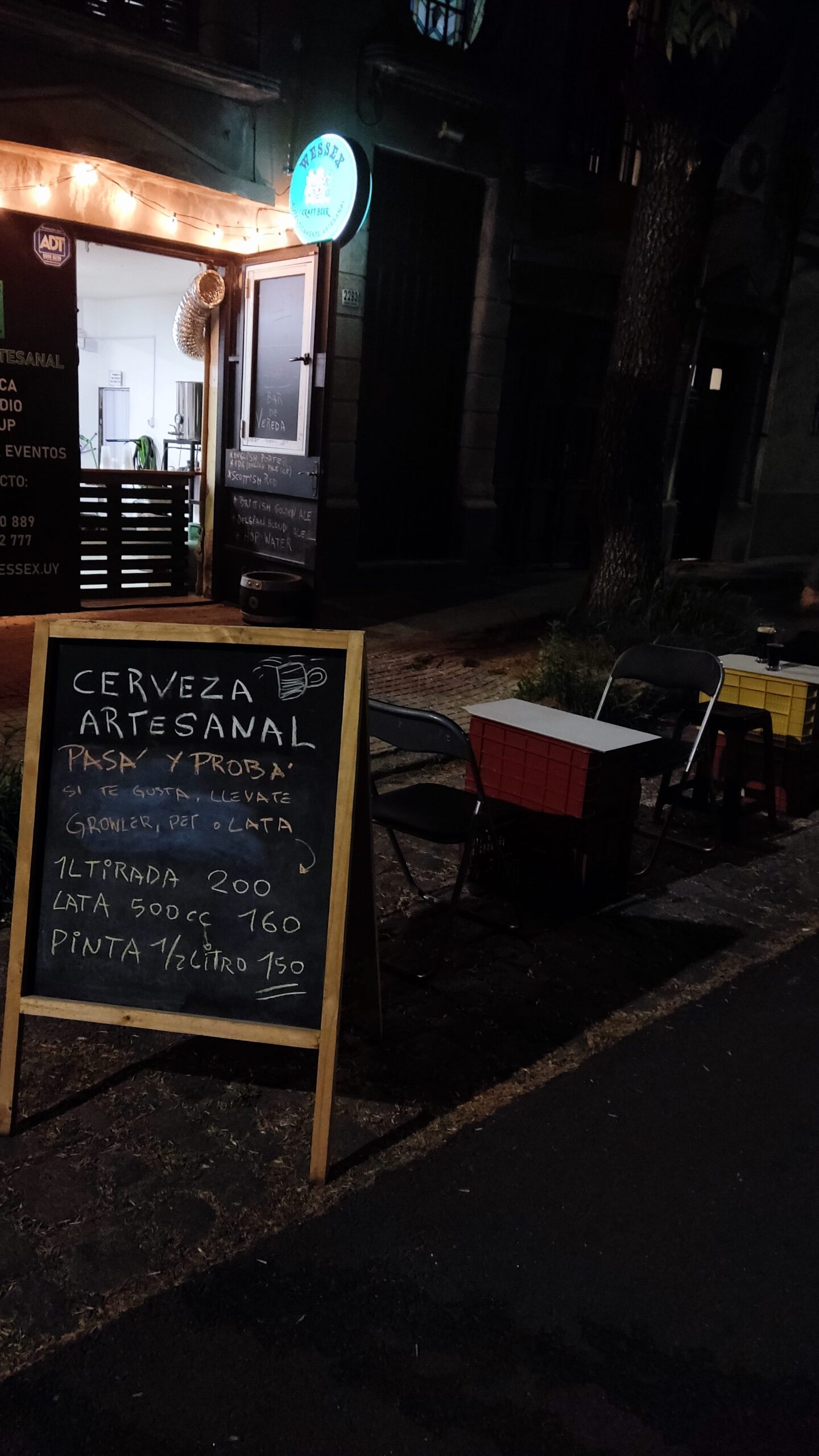 Bar de vereda de Wessex, rústico y acogedor. Ideal para tomarse una y picar algo.